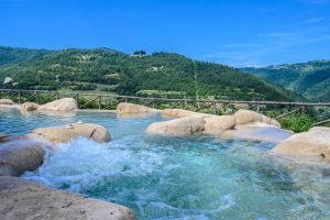 Vasche idromassaggio all'aperto con vista sulle colline di Alta Langa