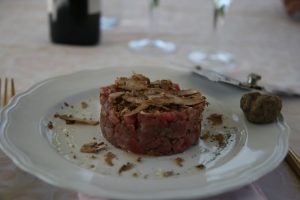 Tartare di carne con tartufo di Langa piemontese