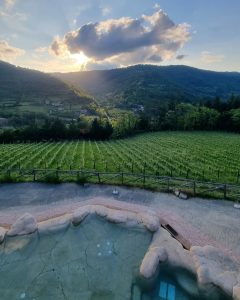 Rilassarsi in piscina guardando il tramonto sulle colline piemontesi